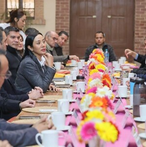 Betzabé Martínez, alcaldesa de Gómez Palacio en reunión con empresarios