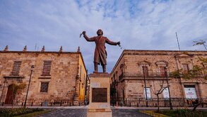 Plaza Liberación tras ser renovada con cielo nublado en Guadalajara