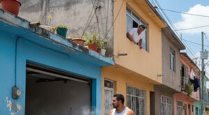 Imagen que describe un escenario conflictivo en una colonia de México.