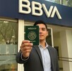 Hombre yendo a pagar su pasaporte en un banco de la Ciudad de México.