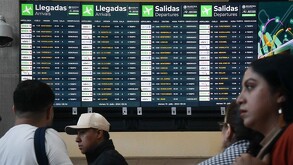 Puedes revisar el estatus de tu vuelo en las salas de espera del AICM y del AIFA.