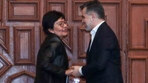 Lilia Cedillo Ramírez saludando a Marcelo García Almaguer en el edificio Carolino de la BUAP.