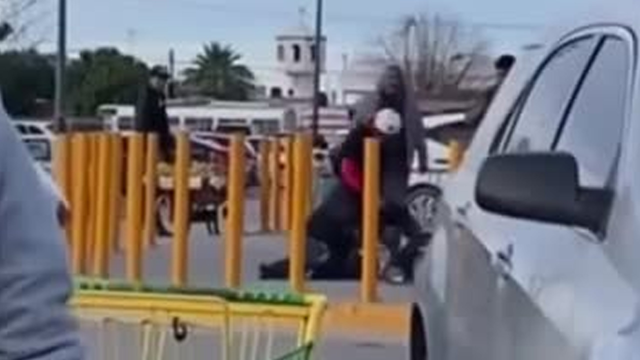 Lo que inició como una aparente confrontación verbal escaló rápidamente a una agresión física en una tienda de San Pedro, Coahuila.