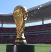 Trofeo de la Copa Mundial de la FIFA 2026 posando en el Estadio Guadalajara.