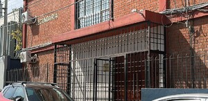 Se observa un edificio color ladrillo con unas letras que dicen Secundaria.