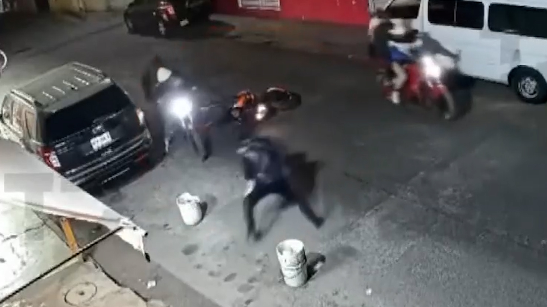 Cámaras de seguridad captaron el momento en que sujetos armados despojaron de su motocicleta a una joven en San Agustín.