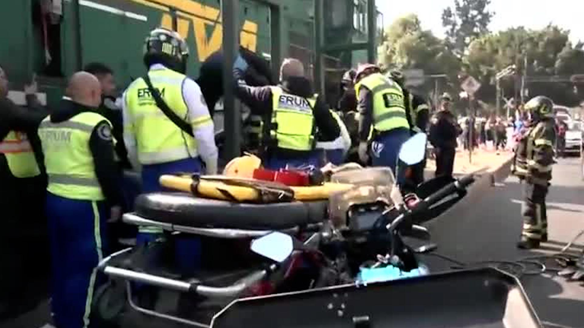 Un hombre de 63 años sobrevive de milagro tras intentar ganarle el paso al tren en el cruce de Ferrocarril Hidalgo.