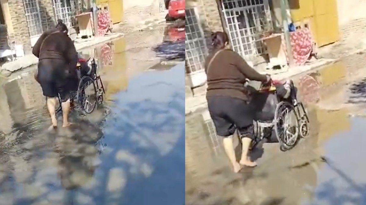 Aguas negras en Gómez Palacio, mujer caminando con niño en silla de ruedas.