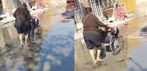 Aguas negras en Gómez Palacio, mujer caminando con niño en silla de ruedas.