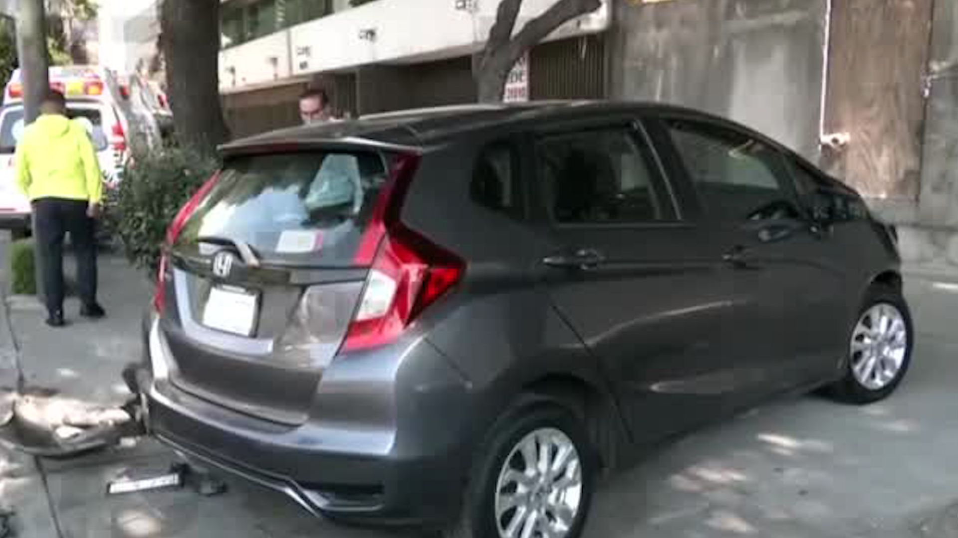 El incidente dejó daños materiales en el vehículo particular. No se reportan heridos.