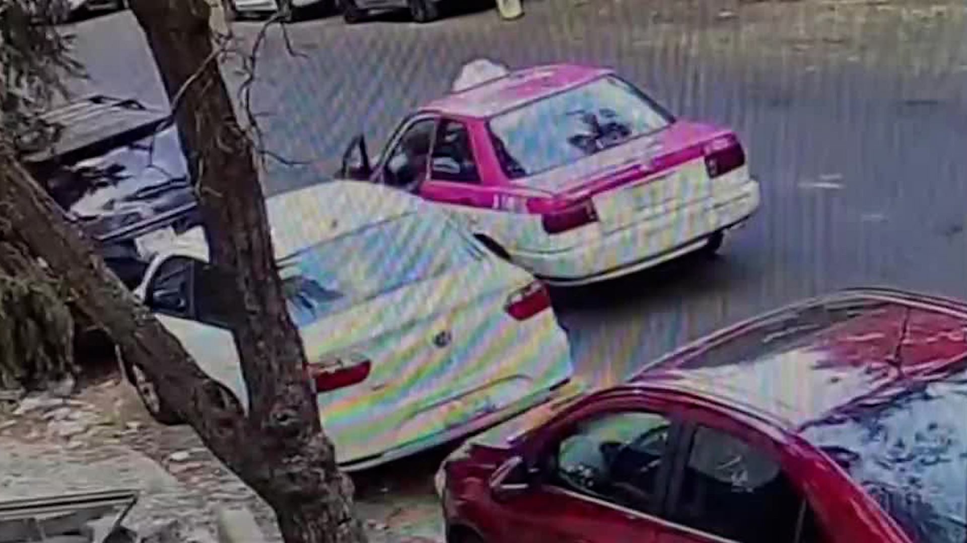 El responsable arribó al lugar en un taxi de la CdMx y rompió el vidrio de un auto estacionado.