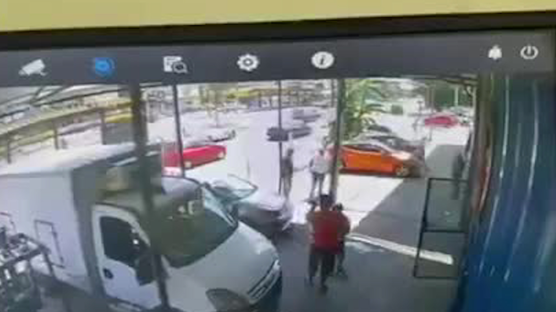 Un hombre protagonizó un violento episodio vial cuando, tras una discusión familiar, regresó con su auto y atropelló a su padre y a otras dos personas.