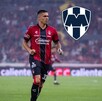 Cuatro hombres posan en una mesa de prensa del Atlas FC; dos jugadores visten la camiseta rojinegra y otros dos directivos usan chamarras del club.
