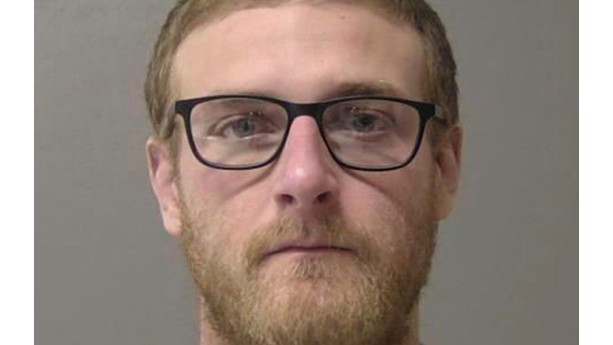 Hombre con lentes de aumento mirando a la cámara