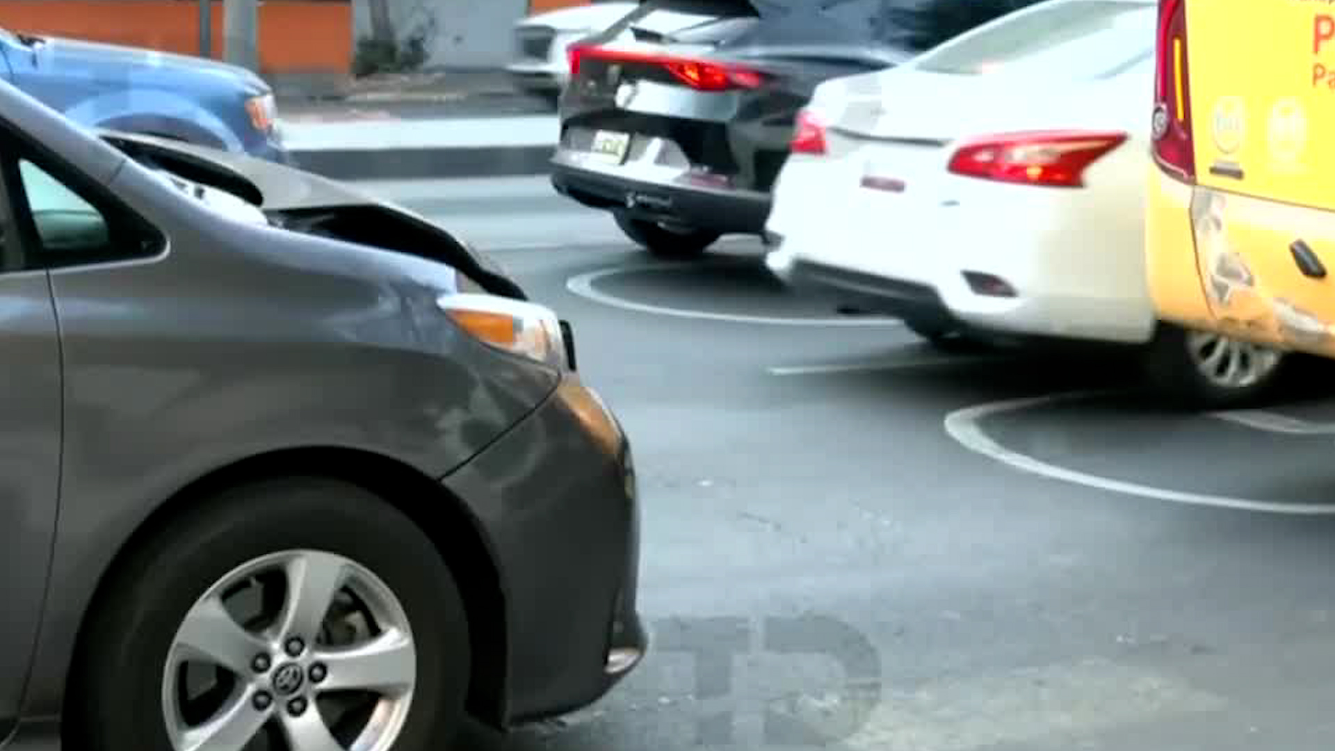 Un autobús de pasajeros y una camioneta particular se vieron involucrados en el accidente.