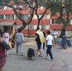 Personas esperando regresar sus viviendas tras Alerta Sísmica en México.