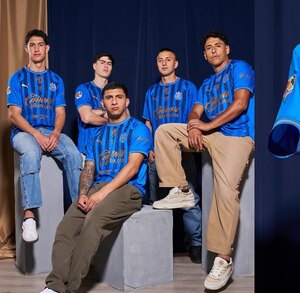 Jugadores de Chivas portando el tercer uniforme del club.