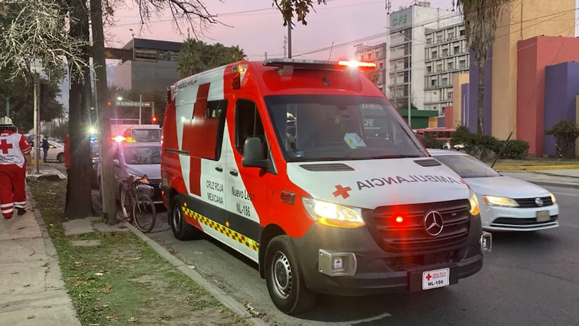 La mañana del jueves 29 de enero, un trabajador que se dirigía a su empleo fue impactado por un taxi de aplicación en un cruce conflictivo de Monterrey.