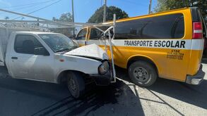 Accidente entre camioneta y transporte escolar en Santiago, Nuevo León