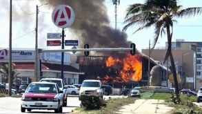 Aspecto de un incendio en el restaurante 'El Calamar', ubicado en Coatzacoalcos, Veracruz.