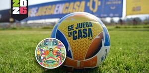Un balón de fútbol con la frase 
