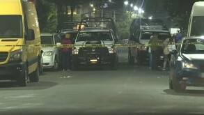 Policías acordonando el lugar donde mataron a dos personas en la colonia Doctores.