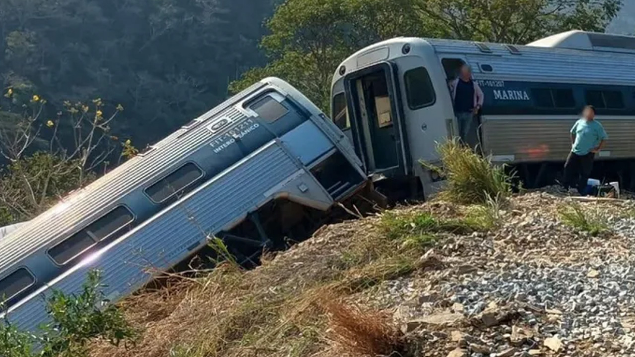 La FGR detuvo a Ricardo “N”, despachador del Tren Interoceánico, por su presunta responsabilidad en el accidente del 28 de diciembre en Nizanda, Oaxaca.