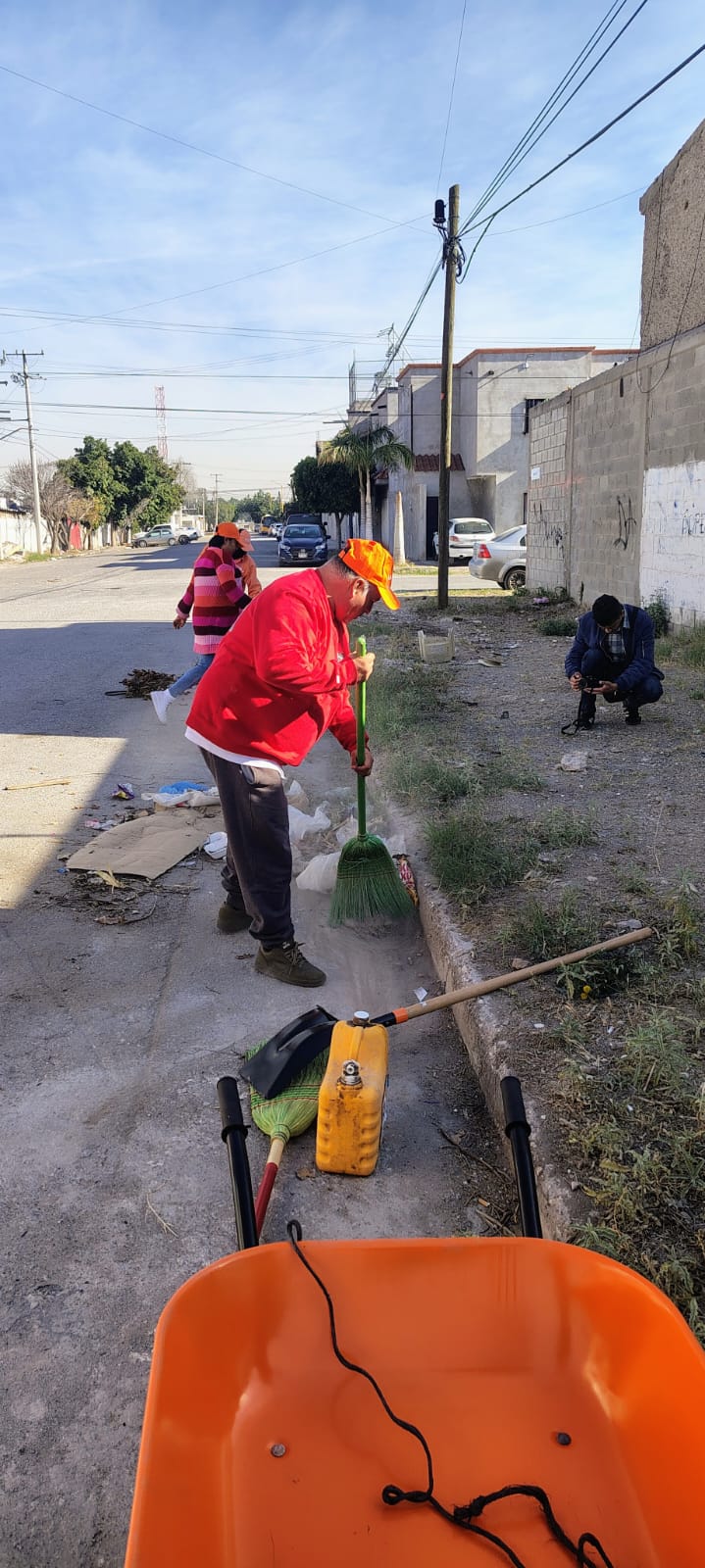 Adrián Muñoz, apodado 'Don barbacoa', barriendo el lugar donde tiró desechos de su negocio.