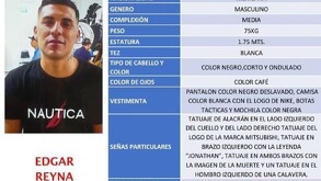 Se observa a un hombre que vsite playera color negro con letras que dicen Nautica.