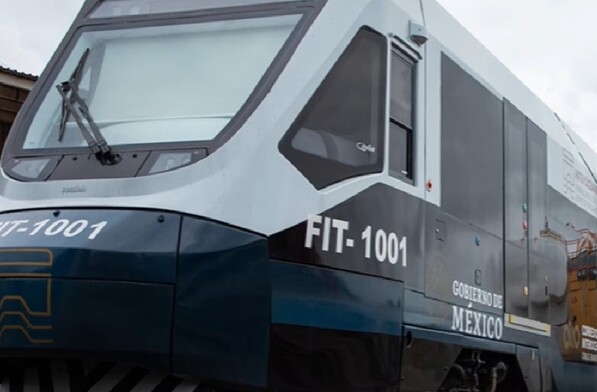 Se observa un tren de pasajeros color azul y con letrero que dice Gobierno de México.