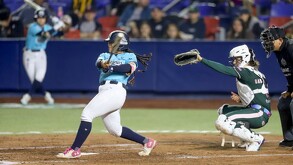 Sultanes Femenil ante Bravas de León en el Walmart Park.
