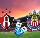 Los escudos de Atlas FC y Chivas de Guadalajara sobre un fondo de estadio al atardecer, con dos boletos digitales de fútbol en el centro.