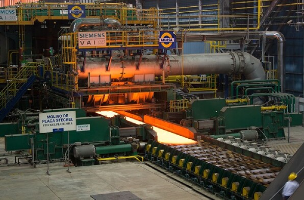 En la imagen se ven unos hornnos y un letrero que dice AHMSA.