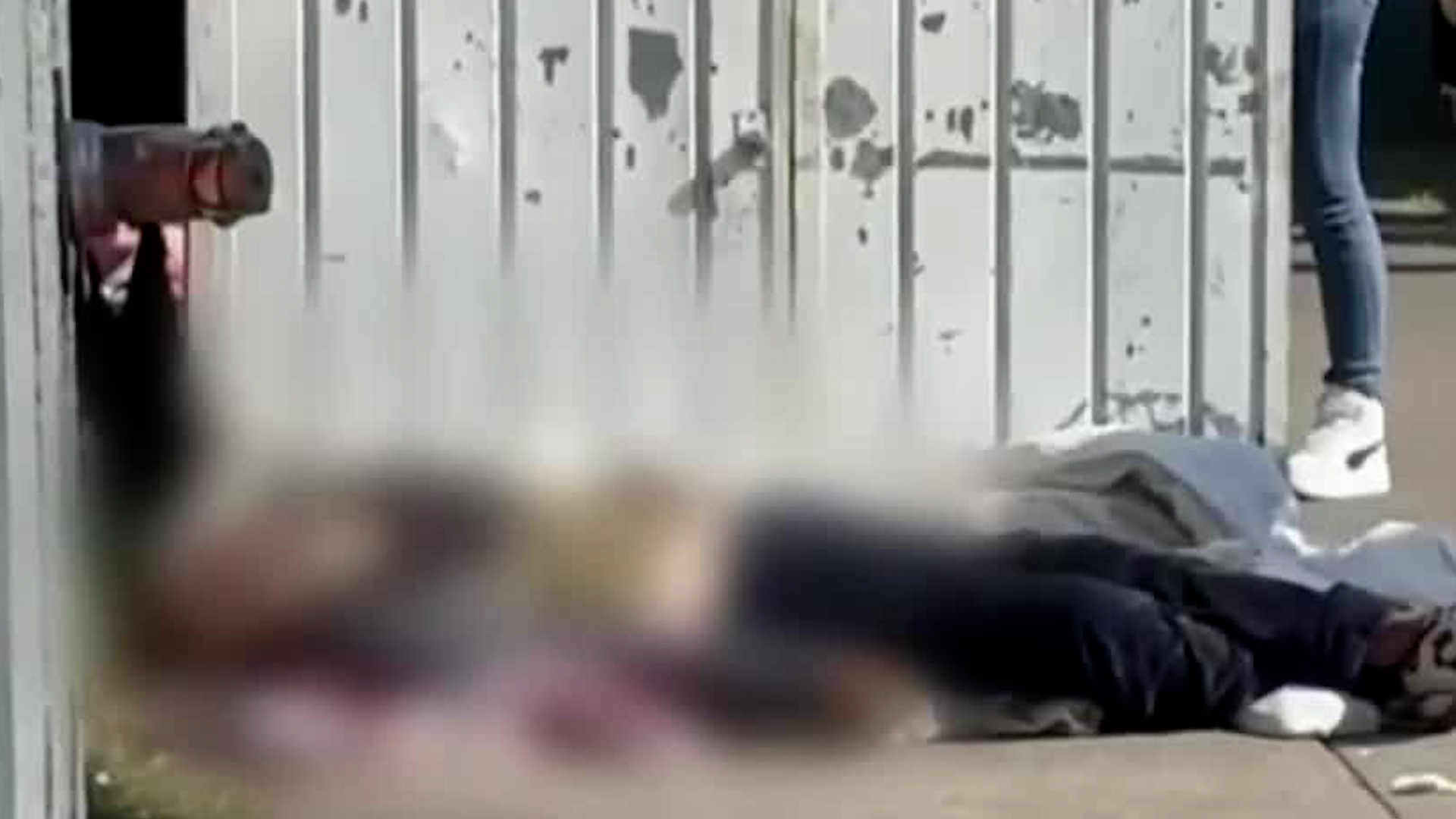 El hombre de aproximadamente 60 años se desvaneció contra el asfalto. Autoridades laboran en la zona.