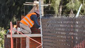 un trabajador de construcción en una obra