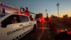 Durante el cateo del inmueble, las autoridades localizaron 110 vehículos con diversas irregularidades y reporte de robo vigente.