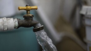 Se observa una llave y sale de ella un chorro de agua.