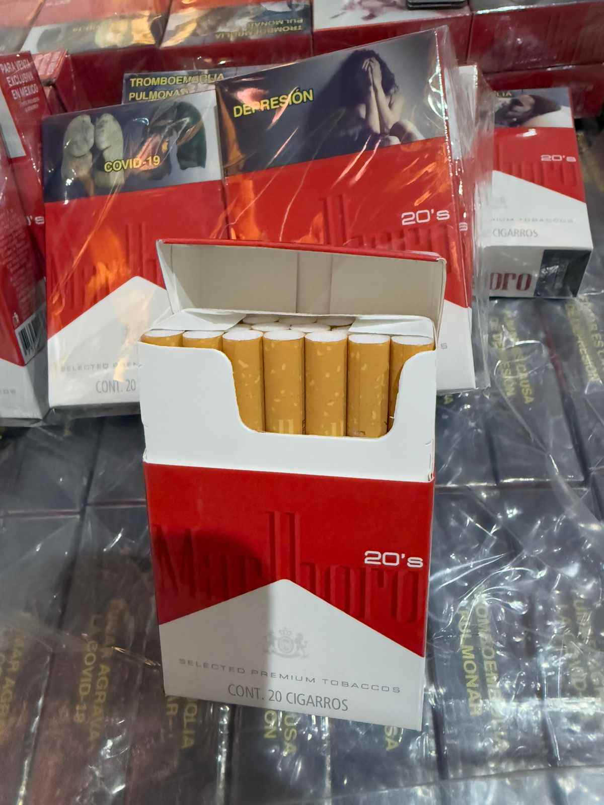 Cajetilla de cigarros piratas AICM