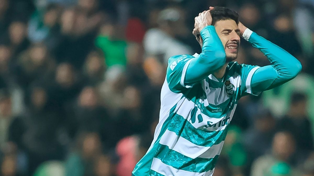 Lucas Di Yorio en un partido con Santos