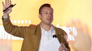 Luis Donaldo Colosio Riojas en conferencia Abrir la puerta a la juventud de México.