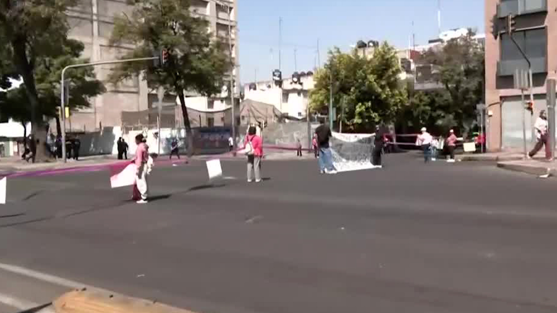 Un grupo de madres cerraron una avenida principal en la Ciudad de México para exigir que se cumpla con la ley.