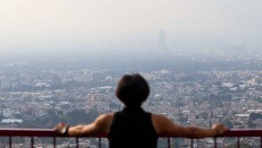 Mujer observando la zona metropolitana del Valle de México.