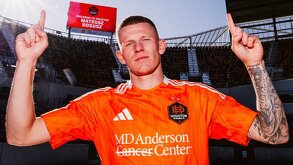 Mateusz Bogusz portando la camiseta de Houston Dynamo