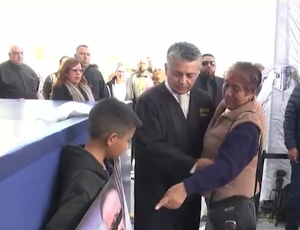 Miguel Mery Ayup descendió del estrado para atender a la señora que interrumpió la ceremonia, y se comprometió a brindarle el apoyo.