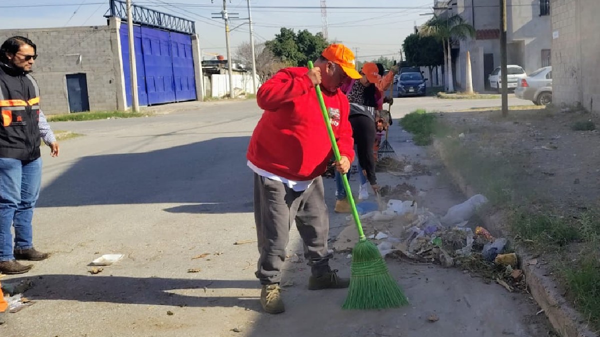Hombre que tiró desechos en la colonia Eduardo Guerra limpiando el lugar donde cometió su falta.