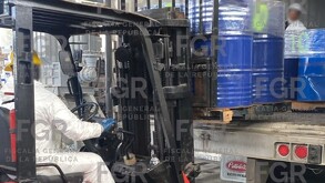 Autoridades decomisando sustancias y precursores químicos de un grupo del crimen organizado en Sinaloa.