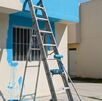 La escalera tras las labores de pintura en la casa