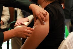 Vacunas aplicándose a niños contra sarampion.