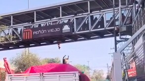 Joven es rescatada por policías y ciudadanos en puente peatonal de estación Peñón Viejo del Metro CdMx