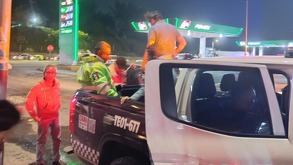 Usuarios arriba de una patrulla de la policía de Veracruz, debido al paro de transportistas.